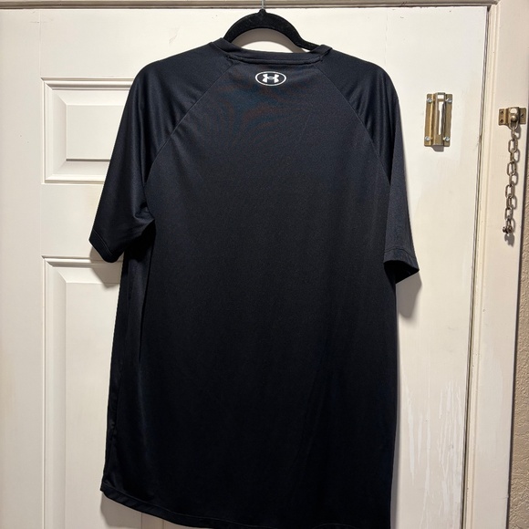 Men’s Under Armour Black Dri-Fit Shirt - Picture 2 of 4
